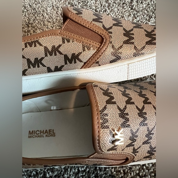 New Womens Michael Kors Slip-on Monogram Brown Shoe size 5 - Picture 7 of 9